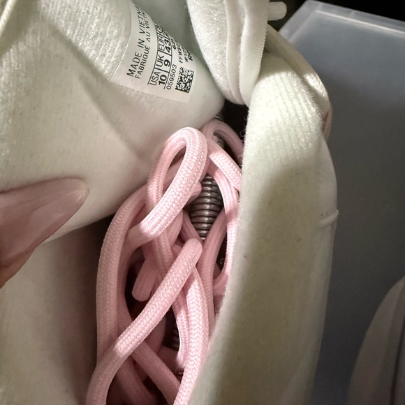 Reebok - Picture 2 of 3